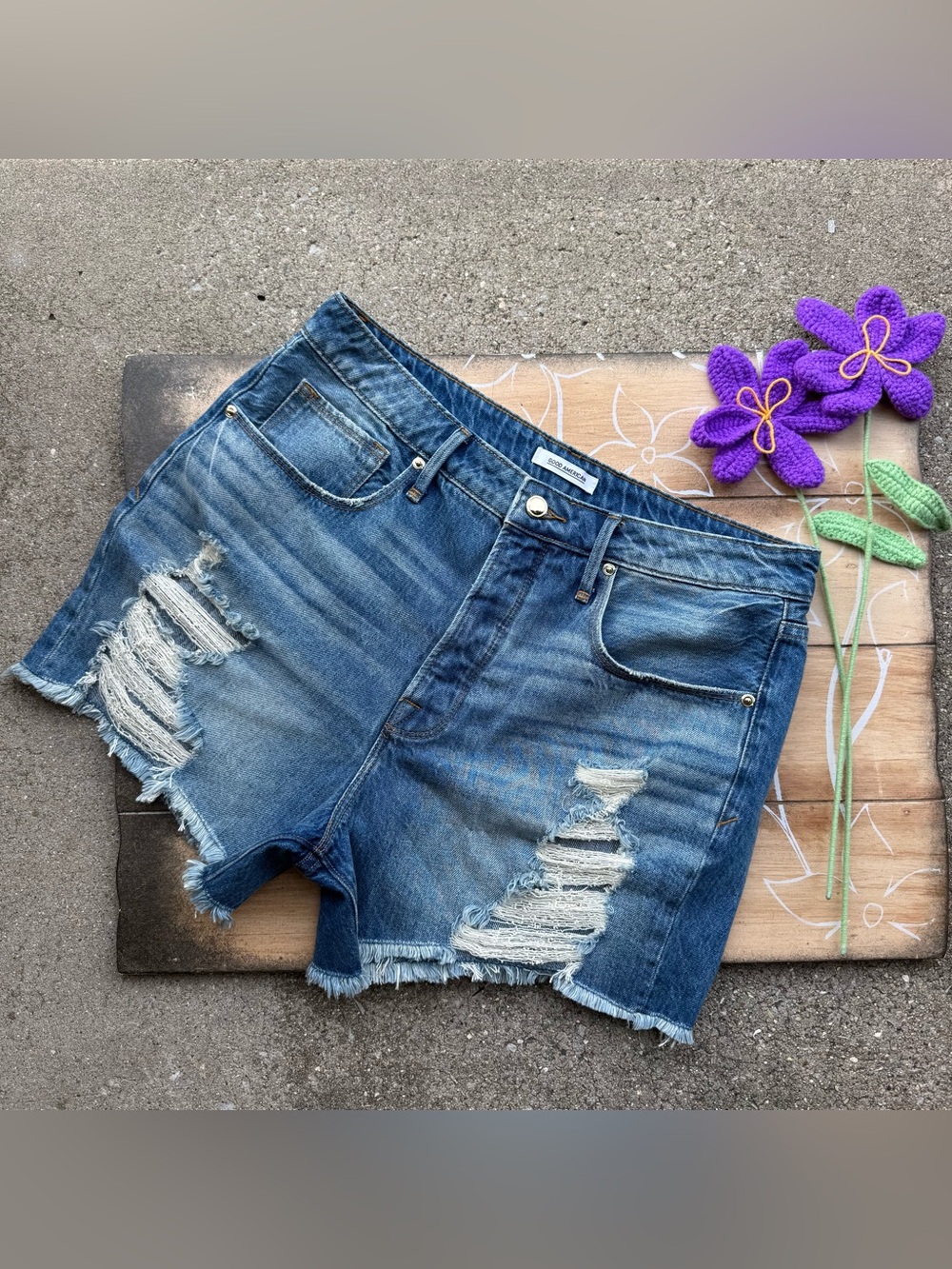 Good American Distressed Jean Shorts Size 10 / 30